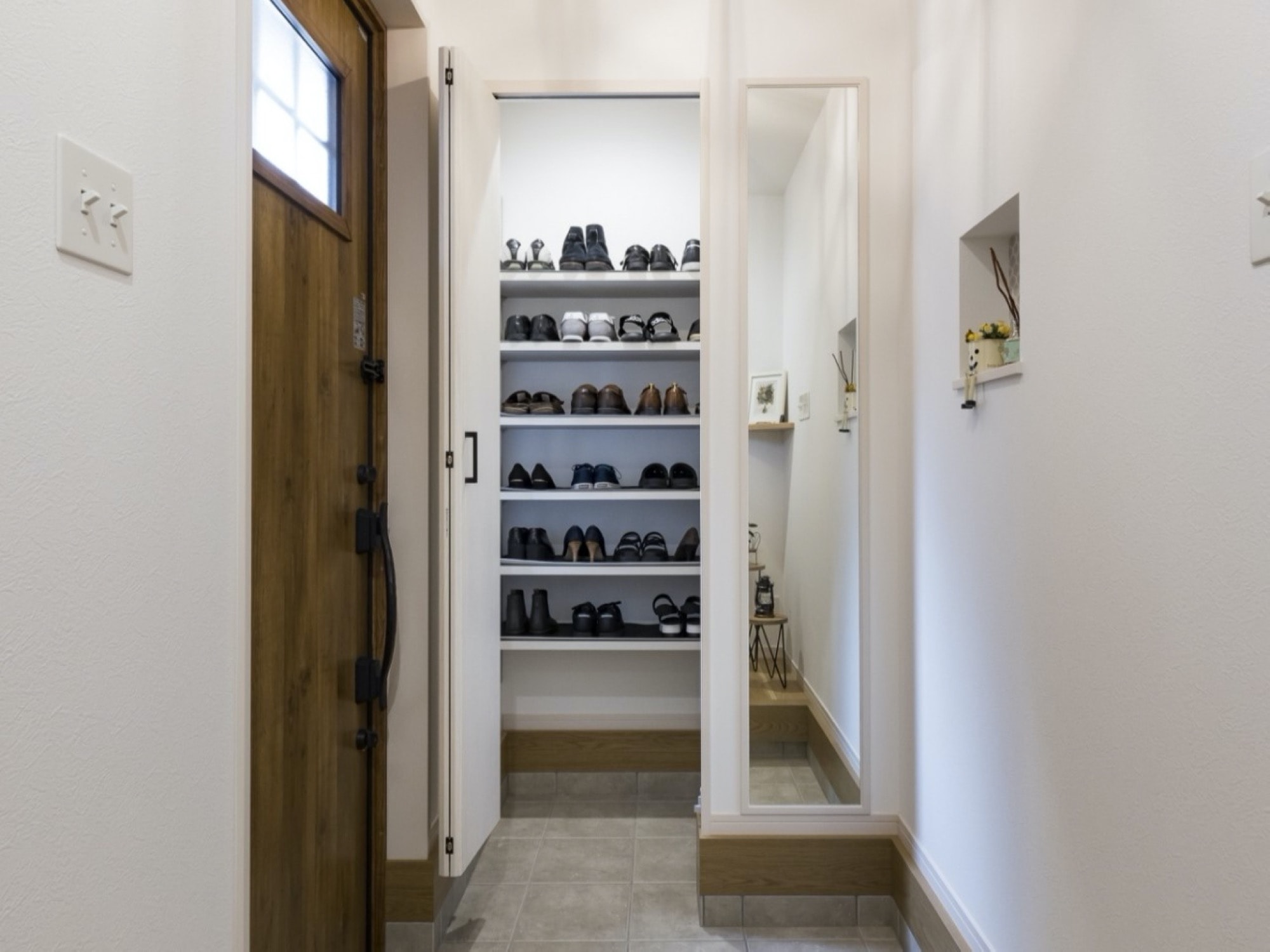 シューズクロークはいらない？メリット・デメリットと作って後悔する理由を解説￼