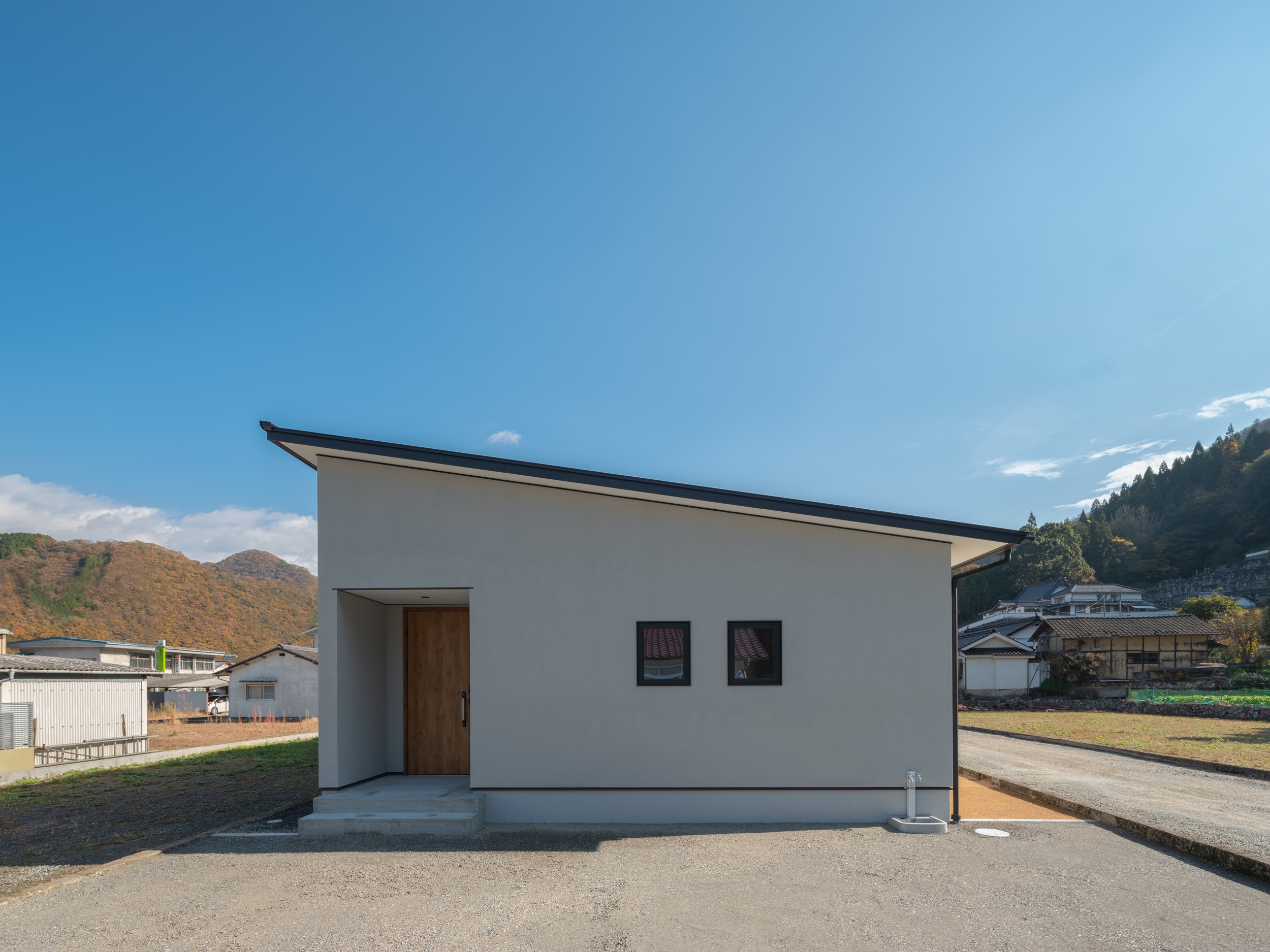 自然と家族で、カウンターキッチンを囲む家