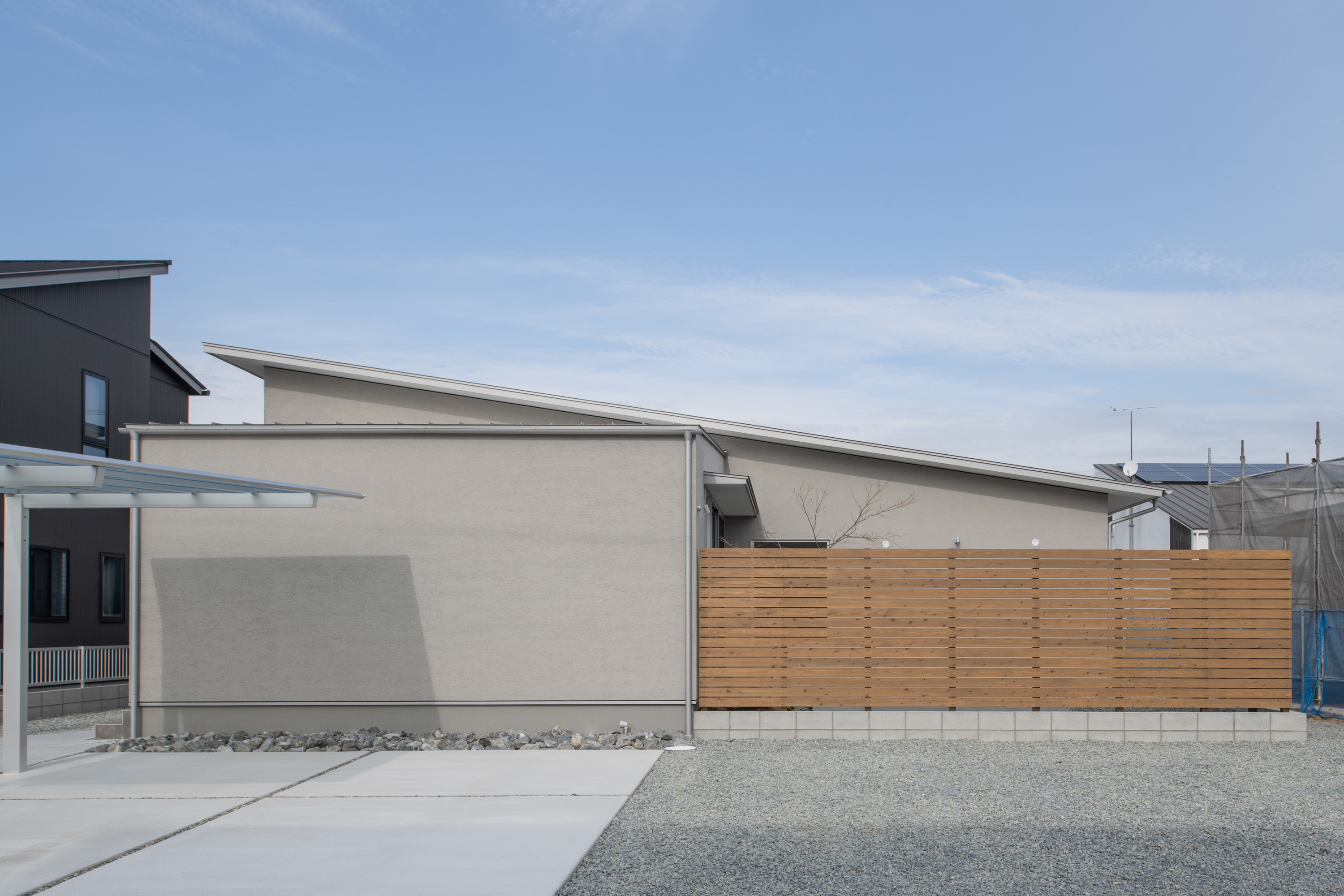 中庭を囲む、静かな平屋