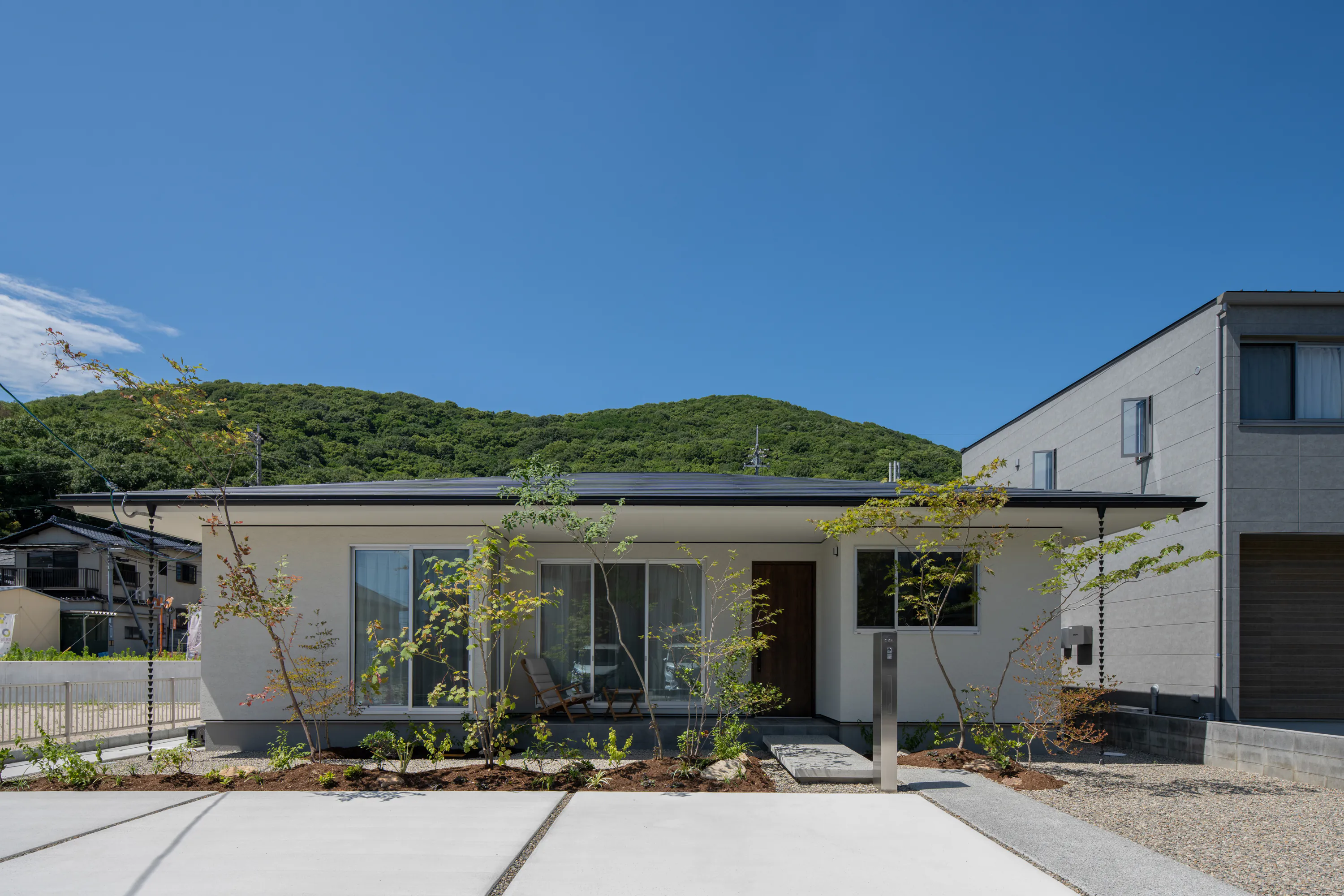 大きな軒の寄棟平屋